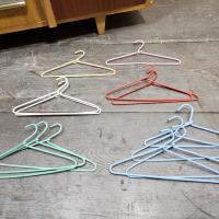 1 lot de petits cintres de poupee