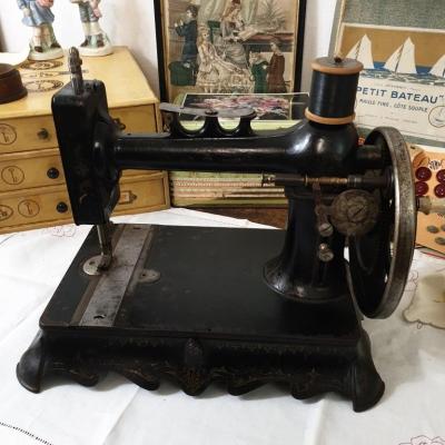 1 machine a coudre ancienne