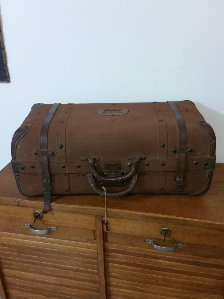 1 malle de voyage entoilee
