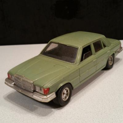 1 mercedes 450 verte claire