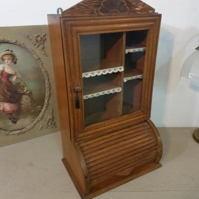 1 meuble vitrine a rouleau