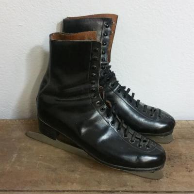 1 paire de patins a glace cuir noir