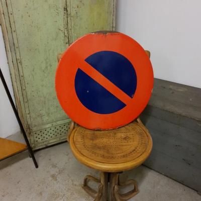 1 panneau interdiction stationner
