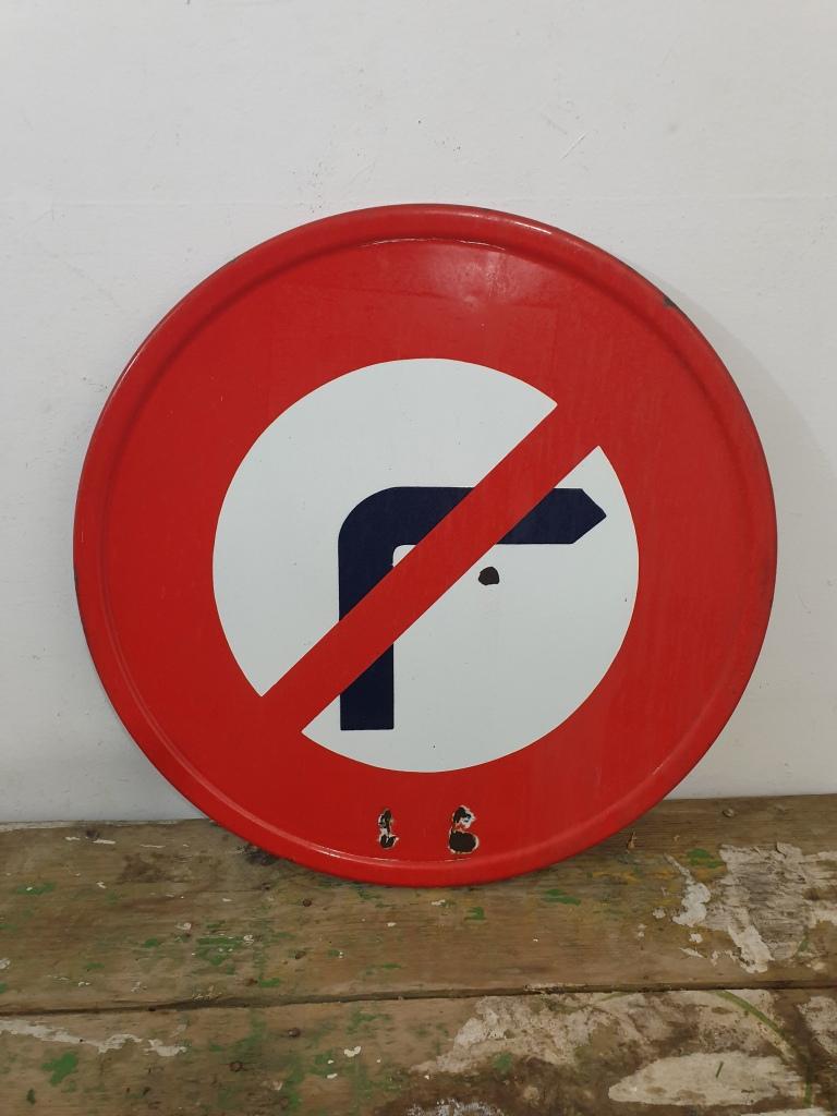 1 panneau interdiction tourner droite
