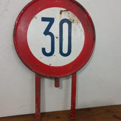 1 panneau limitation vitesse 30kmh