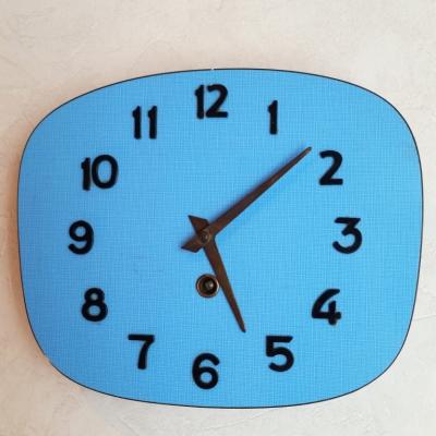 1 pendule formica bleu