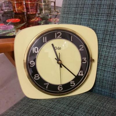 1 pendule odo formica jaune