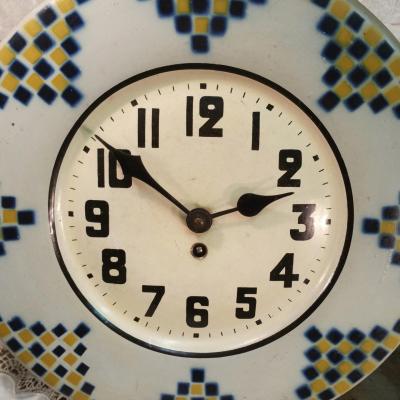 1 pendule ronde en tole bleue et jaune