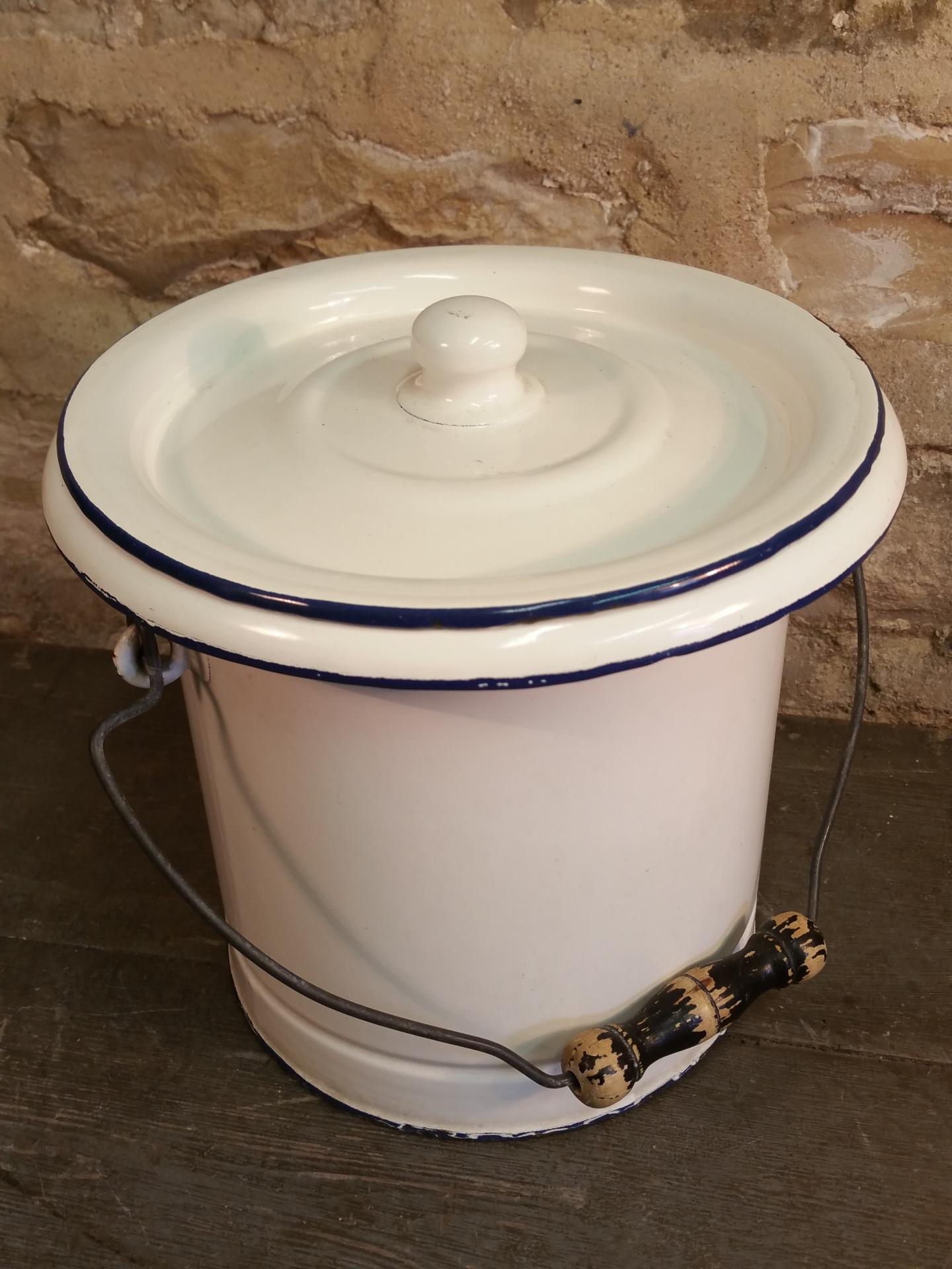 1 petit seau de toilette