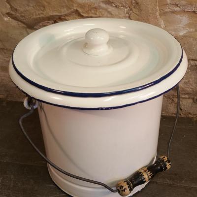 1 petit seau de toilette