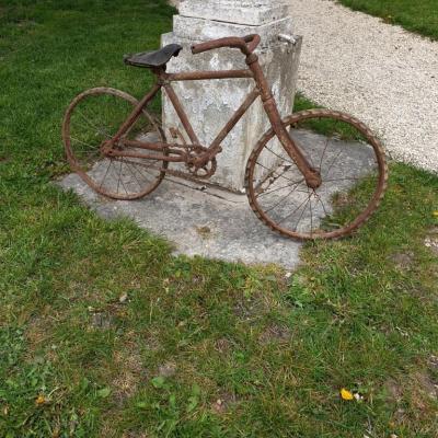 1 petit velo ancien
