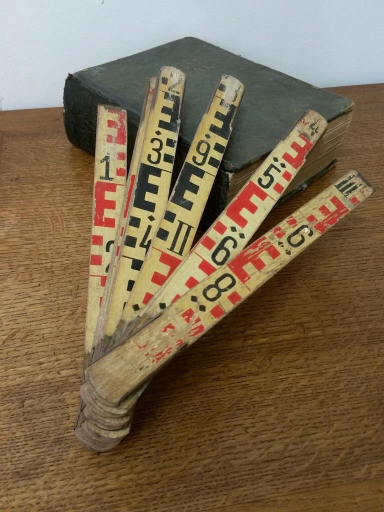 Ancienne pige de géomètre pliante en bois peint Ancienne pige de géomètre pliante en bois peint