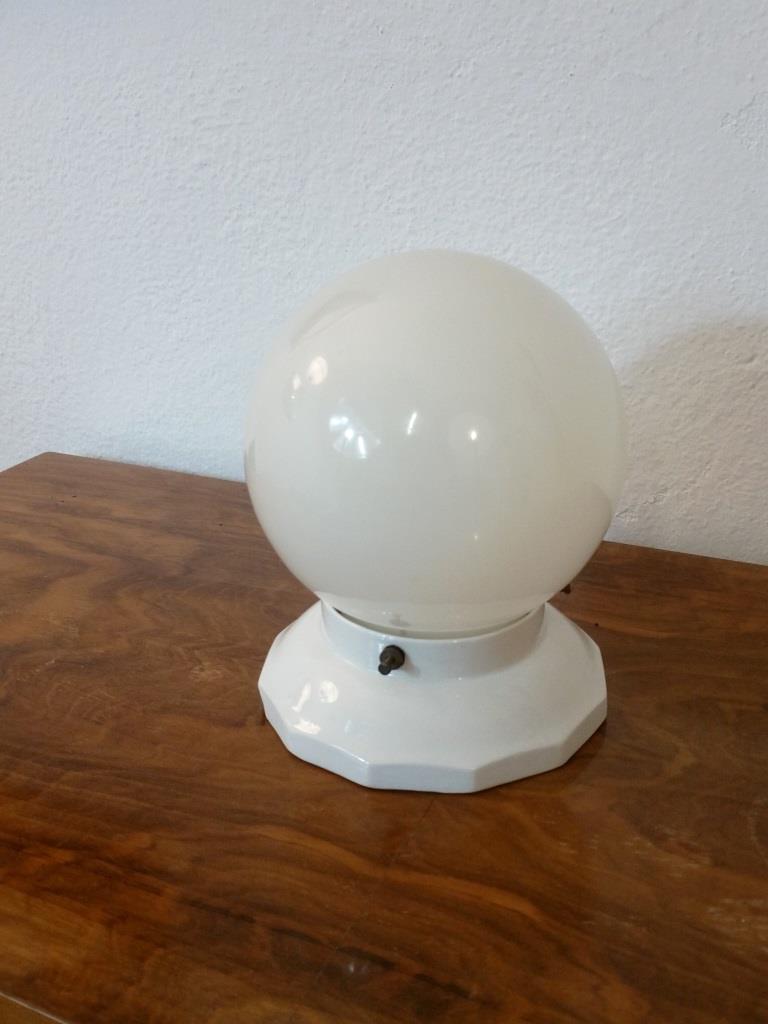 1 plafonnier boule blanche