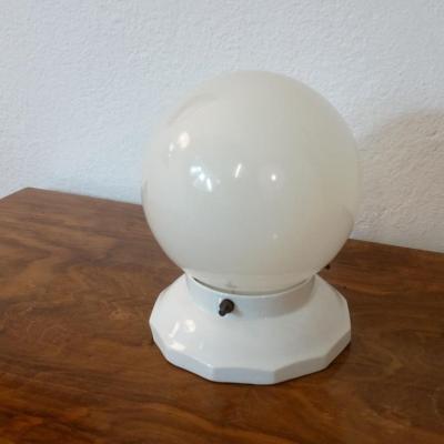 1 plafonnier boule blanche