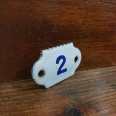 1 plaque emaillee n 2