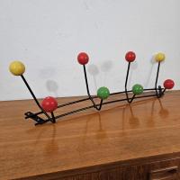 1 porte manteau 8 boules de couleurs