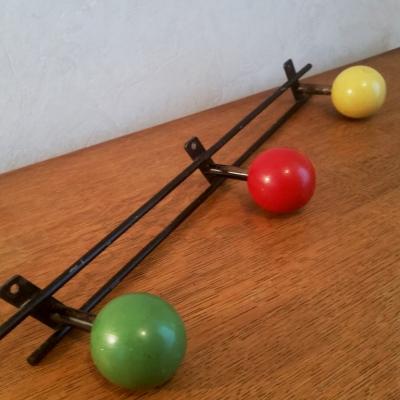 1 porte manteau boules 2