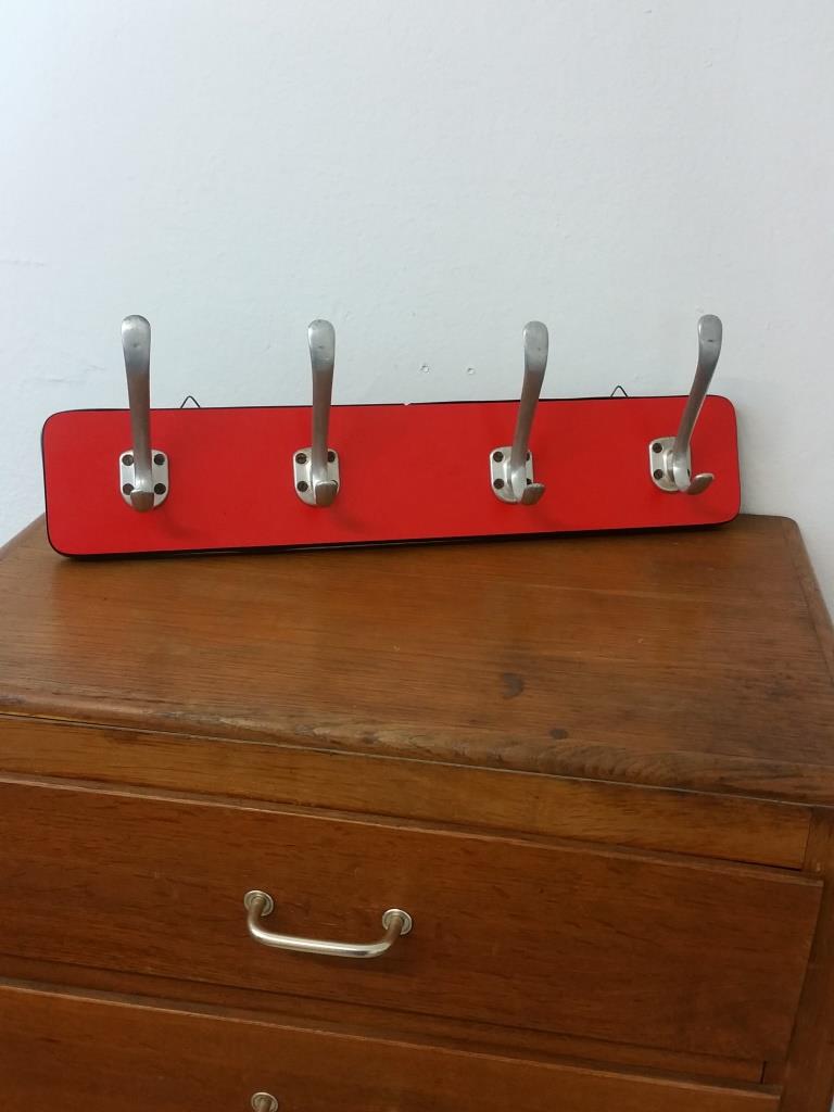 1 porte manteau formica rouge