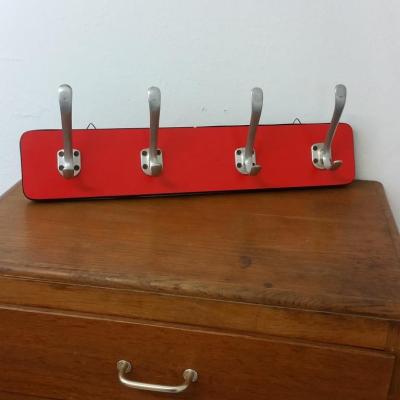 1 porte manteau formica rouge