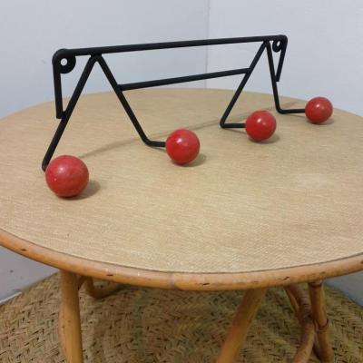 1 porte manteau noir 4 boules rouges