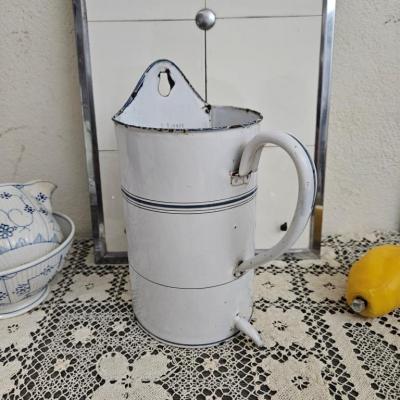 1 pot emaille blanc et bleu