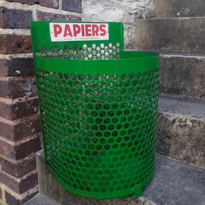 1 poubelle de square