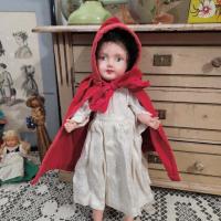 1 poupee cape rouge