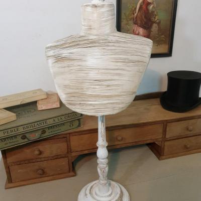 1 presentoir buste blanc 1