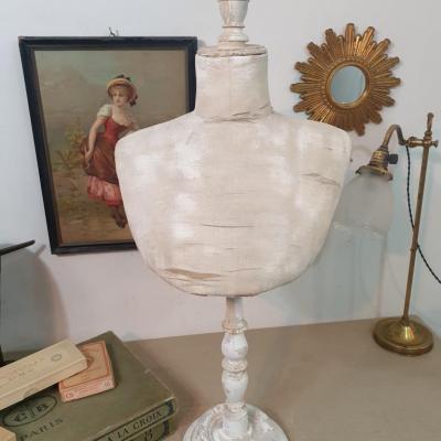 1 presentoir buste blanc 2