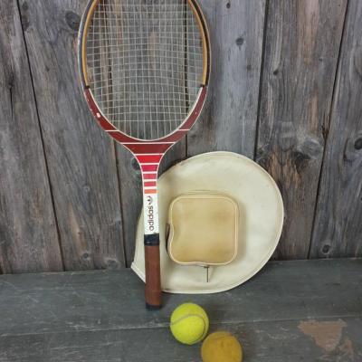 1 raquette de tennis adidas avec housse