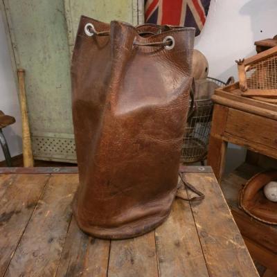 1 sac de sport en cuir