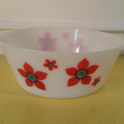 1 saladier arcopal fleurs rouges
