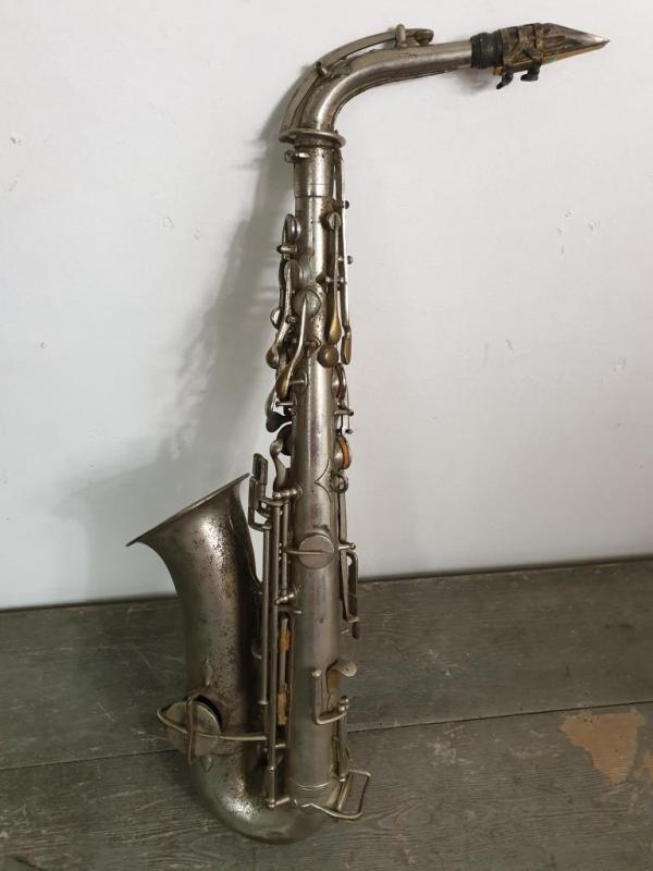 Saxophone alto Couesnon instrument de musique ancien patine