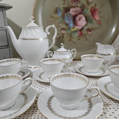 Service à café en porcelaine blanche