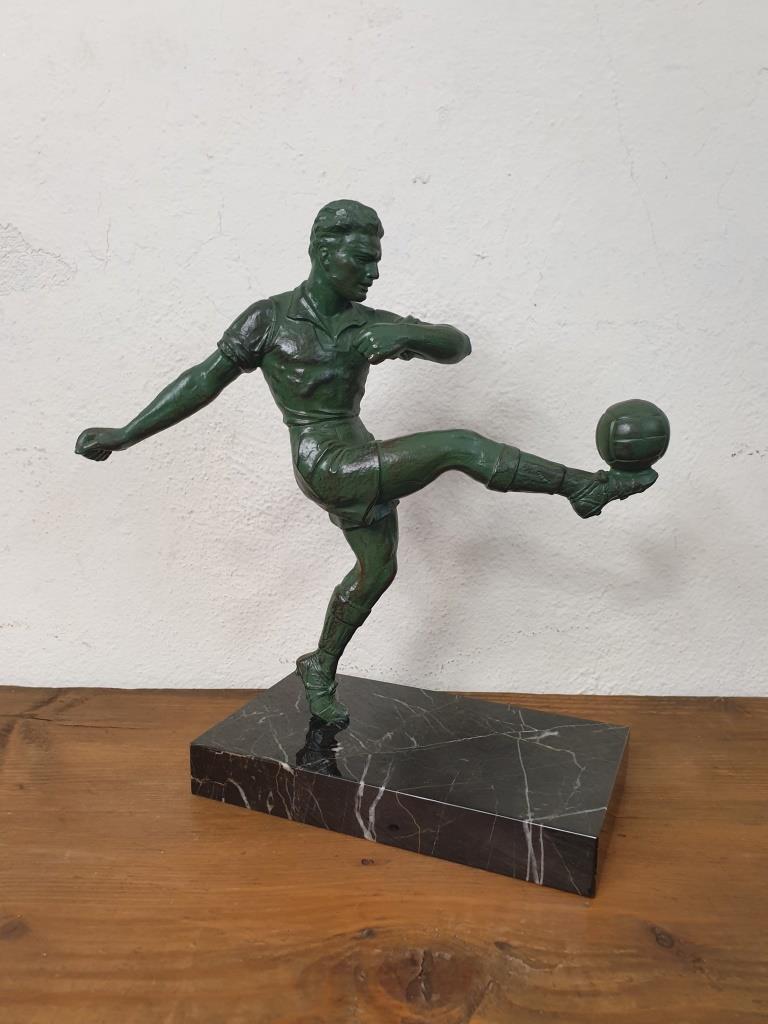 1 statue footballeur
