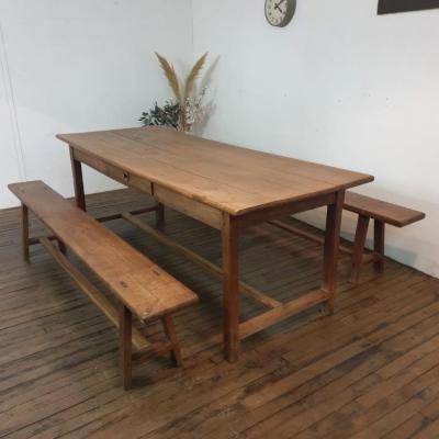 1 table de ferme avec 2 bancs