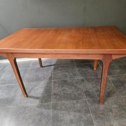 Table scandinave