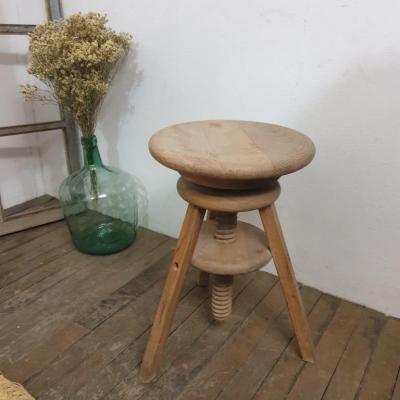 1 tabouret a vis en bois naturel