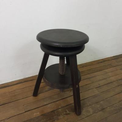 1 tabouret a vis noir