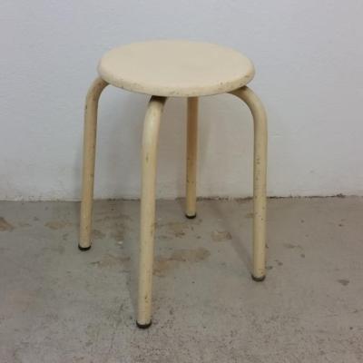 1 tabouret blanc d atelier