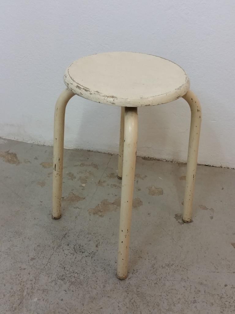 1 tabouret d atelier blanc