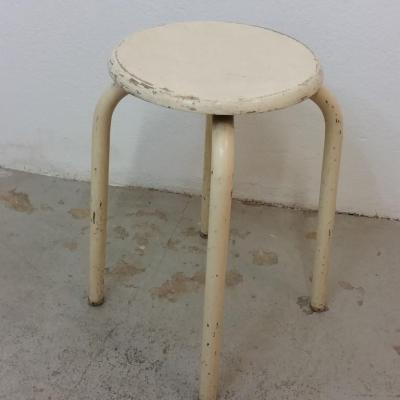 1 tabouret d atelier blanc