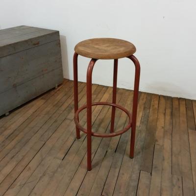1 tabouret d atelier marron