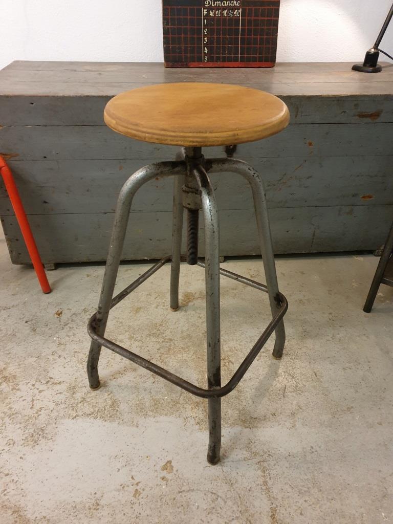 1 tabouret d atelier