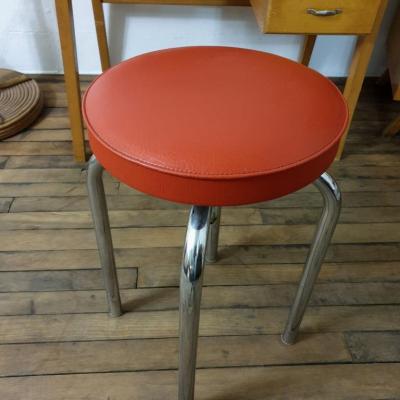 1 tabouret rouge