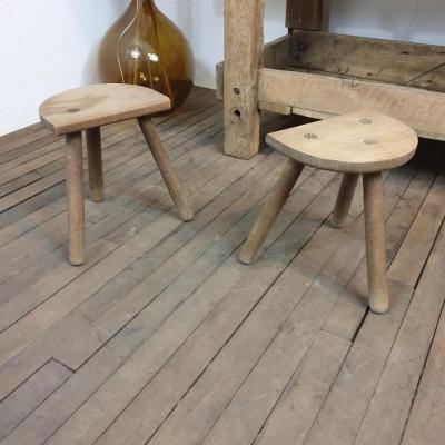 1 tabourets tripodes bois naturel