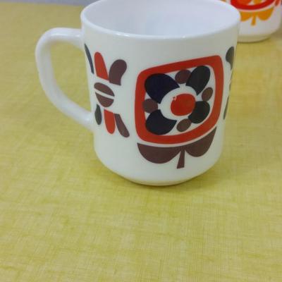 1 tasse mobil marron