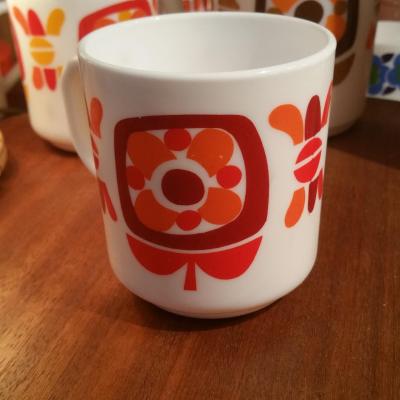 1 tasse mobil rouge