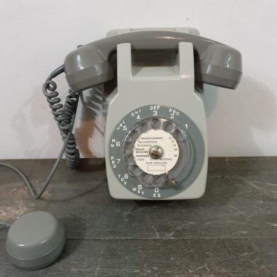 1 telephone mural gris
