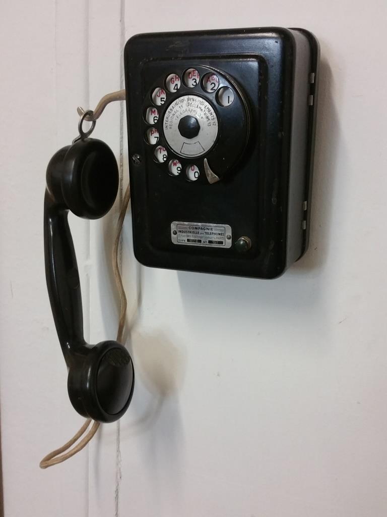 Ancien téléphone mural produit par Compagnie Industrielle ...